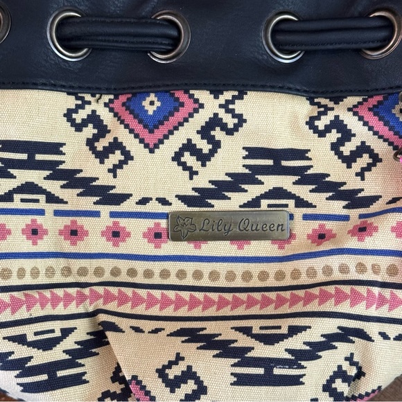 Lily Queen Aztec Crossbody Bucket Bag - Picture 4 of 10